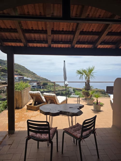 Zona de estar en la terraza con vistas al océano en Les Terrasses Les Suites, Calheta, Portugal