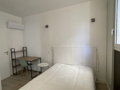 Chambre lumineuse à la Maison Dormoy, Marseille avec lit simple, bureau, climatisation et mobilier moderne