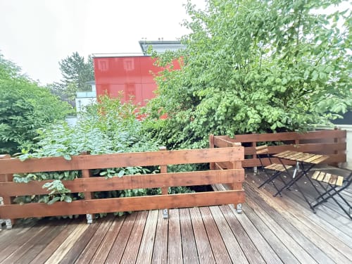 Terrasse en bois de la Villa58 Mattbnb à Metz avec vue sur le jardin et coin détente