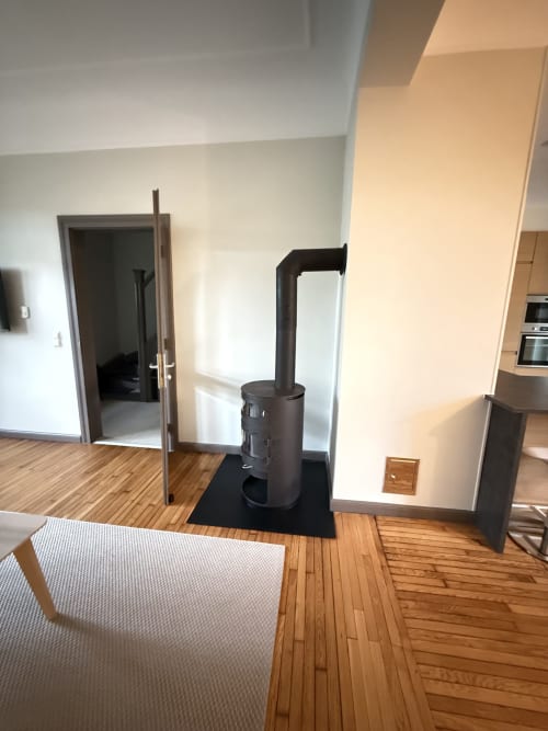 Villa moderne Mattbnb Metz : parquet, poêle à bois, salle à manger, décor minimaliste