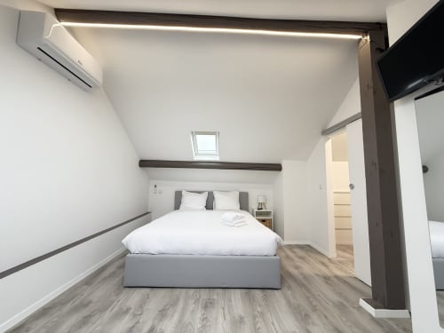 Chambre moderne à la Villa58 Mattbnb à Metz avec lit queen-size, puits de lumière et décoration minimaliste