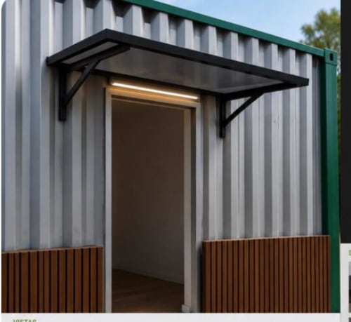 Entrada moderna do quarto de hostel com toldo preto e iluminação LED na Casa Augusta em Braga, Portugal