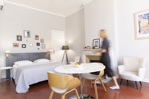 Chambre spacieuse à la Maison Dormoy Marseille avec lit, table ronde, espace de travail et mobilier moderne
