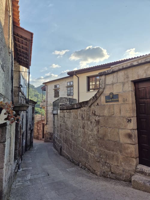 Edificios de piedra históricos con arquitectura tradicional en Aldea Rural Pazos De Arenteiro, con trabajo de cantería rústica