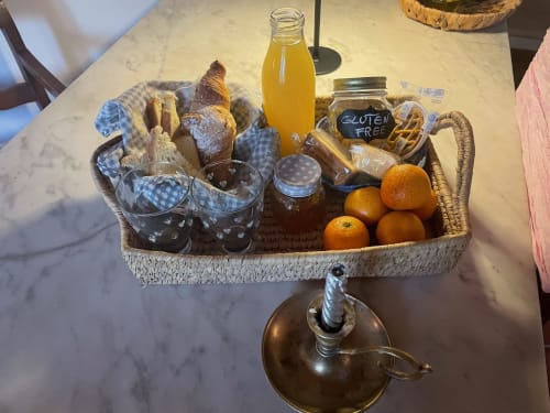 Cesto colazione Torre Della Chiocciola B&B: paste fresche, pane, succo d'arancia, marmellata, arance e opzioni senza glutine