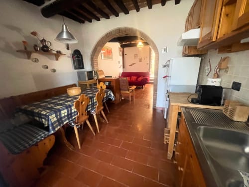 Cucina e zona pranzo dell'appartamento La Terrazza a torniella, con arredamenti in legno e