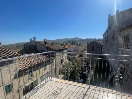 Vista dalla terrazza con panorama sulla campagna toscana e tetti medievali
