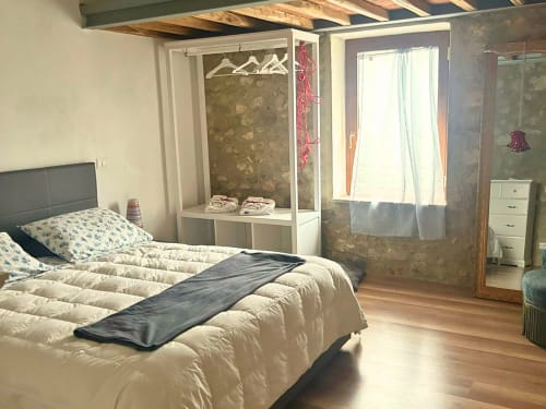 Camera spaziosa al B&B Torre Della Chiocciola Monteriggioni con letto a baldacchino, travi in legno e bagno privato