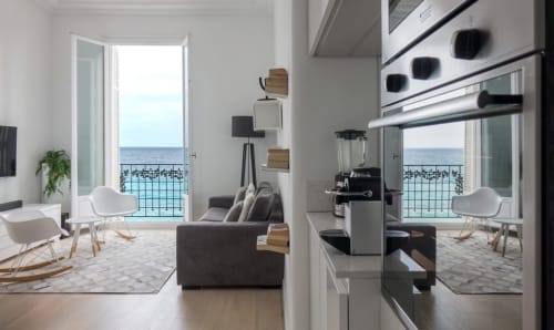Appartement moderne Les Hirondelles à Riviera Home avec balcon vue mer, mobilier contemporain et cuisine ouverte