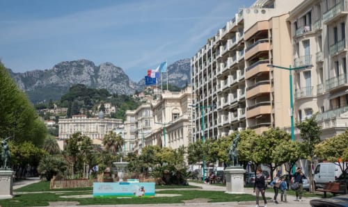 Promenade de Roquebrune-Cap Martin avec ses bâtiments Belle Époque, palmiers et montagnes rocheuses