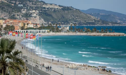Vue panoramique de l'appartement en front de mer Riviera Home à Roquebrune-Cap-Martin avec la mer Méditerranée et plage de sable