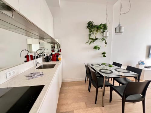 Cuisine et salle à manger modernes de l'appartement Les Hirondelles à Riviera Home, Roquebrune-Cap Martin, avec mobilier blanc