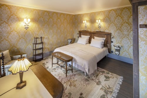 Élégante chambre damassée jaune à la maison oubliée avec lit queen-size, bureau et vue sur le jardin à Goetzenbruck