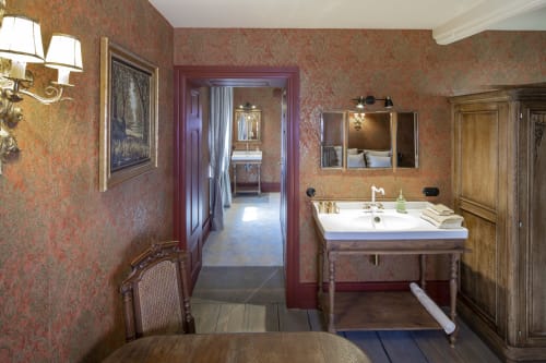 Chambre Rouge et Or à La Maison Oubliée B&B à Goetzenbruck avec papier peint d'époque, mobilier ancien, lavabo sur piédestal et jardin