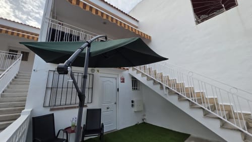 Sombrilla verde voladiza en la terraza privada de la casa de playa en MONICA SOCARICI, Benicàssim