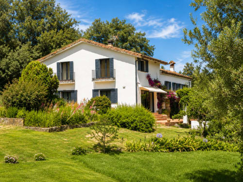 El Escondite De Pedro Malillo B&B in Candeleda, white house with terracotta roof surrounded by lush gardens