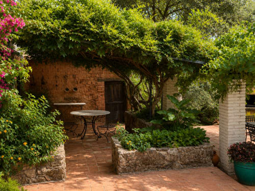 Lush garden courtyard at El Escondite De Pedro Malillo in Candeleda with shaded seating area