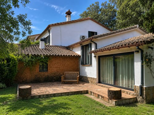 El Escondite De Pedro Malillo rustic Spanish villa with terrace, brick details, and garden seating in Candeleda