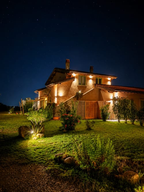 Il Poggio di Musignano B&B a Canino illuminato di notte con cielo stellato