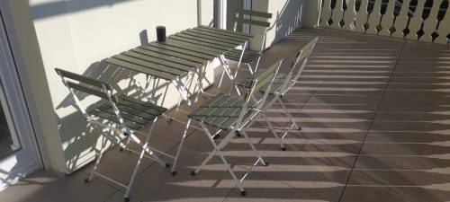 Balcon ensoleillé avec chaises longues aux Gîtes d'Avalon, appartement Thannenkirch avec vue sur les montagnes