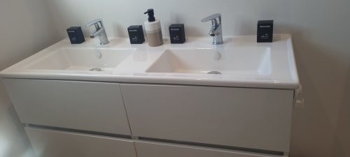 Salle de bains élégante avec double vasque, robinetterie chromée et équipements d'accueil aux Gîtes d'Avalon, Thannenkirch