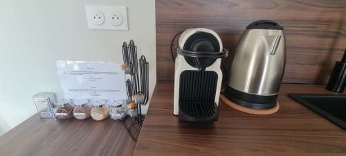 Équipements de cuisine aux Gîtes d'Avalon : cafetière, bouilloire électrique et pots d'épices dans l'appartement Thannenkirch