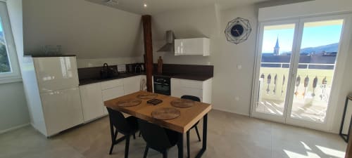 Cuisine et salle à manger modernes de l'appartement AVALON II & III aux Gîtes d'Avalon, Thannenkirch avec balcon vue montagne