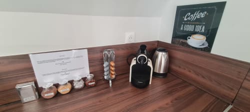Station de café avec machine Nespresso, bouilloire et équipements aux Gîtes d'Avalon à Thannenkirch