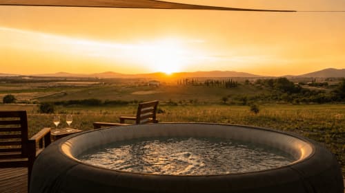 Vasca idromassaggio privata a Il Poggio di Musignano con vista sul tramonto sulla campagna toscana e le montagne, Canino, Italia