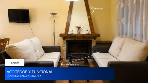 Acogedora sala de estar en villa Finca El Arroyo con chimenea, dos sofás y decoración en Alcaraz