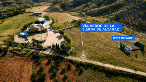 Vista aérea de la villa Finca El Arroyo en Alcaraz con piscina, cancha de pádel y vistas a la Sierra de Alcaraz