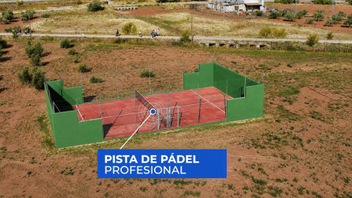 Cancha de pádel profesional en la villa rural Finca El Arroyo de Alcaraz, España, con superficie roja y muros verdes