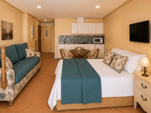 Apartamento Misiño en Baiona con cama queen, kitchenette, sofá turquesa, TV y comodidades modernas
