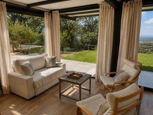 Elegante patio cubierto de El Escondite De Pedro Malillo con muebles crema, vigas de madera y vistas al campo de Candeleda