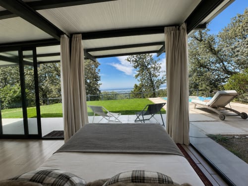 Dormitorio con terraza abierta con vistas al jardín verde y al lago en El Escondite De Pedro Malillo, Candeleda