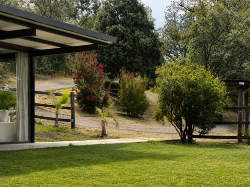 Pérgola moderna en terraza con vistas al jardín y arbustos floridos en El Escondite De Pedro Malillo, Candeleda