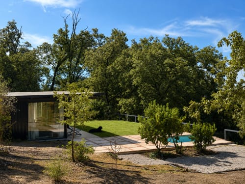 Villa moderna Casa La Palmera en El Escondite De Pedro Malillo, Candeleda: piscina, jardines exuberantes y diseño contemporáneo