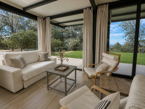 Amplio patio de Casa La Palmera en Candeleda con muebles crema, vistas a la montaña y jardines exuberantes