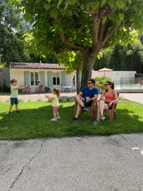 Famille profitant du jardin du gîte Le Clos Bussy à Bellerive-sur-Allier avec pelouse et arbre ombragé