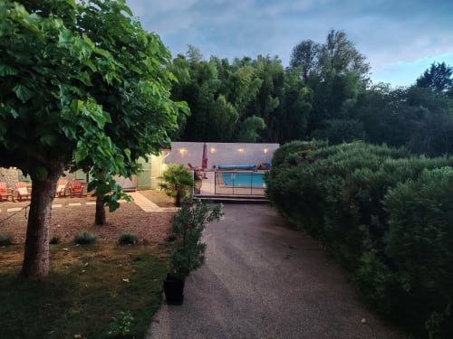 Le Clos Bussy au crépuscule, cottage avec piscine entouré de verdure luxuriante à Bellerive-sur-Allier