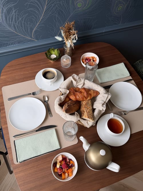 Table de petit-déjeuner élégante à L'ODE À PIERRE à Dax avec croissants, pâtisseries, fruits frais, café et thé