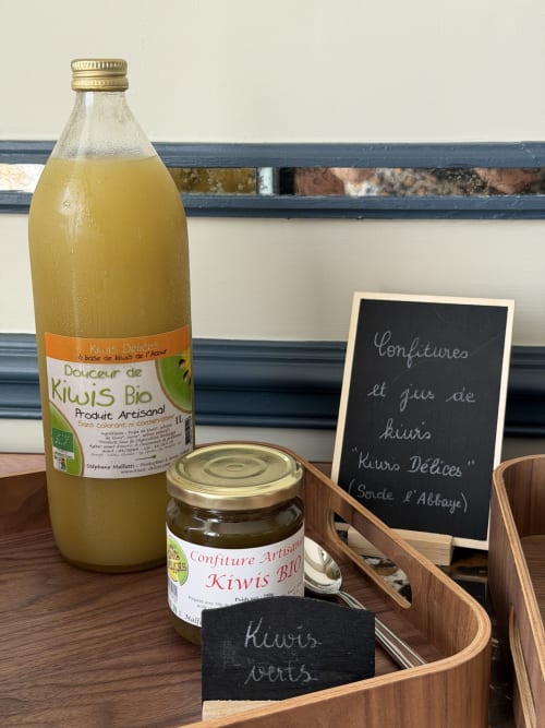 Produits artisanaux Kiwis Délices exposés à la maison d'hôtes L'ODE A PIERRE à Dax, présentant jus et confiture