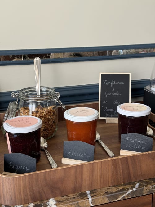 Présentation gourmande « L'Ode à Pierre » : confitures maison et granola en bocaux avec étiquettes ardoise au Dax bed and