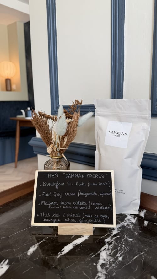 Présentation du thé Dammann Frères à l'hôtel L'ODE A PIERRE avec menu et emballage blanc à Dax