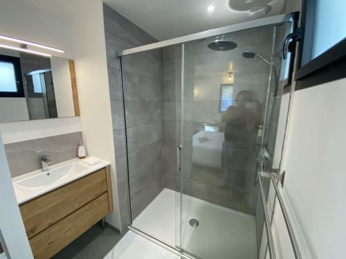 Salle de bain moderne avec douche vitrée, meuble vasque en bois et carrelage gris à La Maison Blanche, Bouguenais