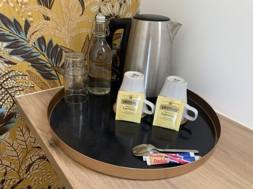 Plateau d'hospitalité thé et café à La Maison Blanche B&B à Bouguenais, avec Earl Grey Twinings, bouilloire électrique et