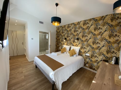 Chambre moderne à La Maison Blanche B&B à Bouguenais avec papier peint à motifs, lit king-size et salle de bain privée