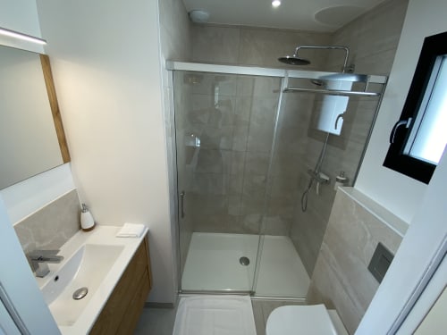 Salle de bain moderne à La Maison Blanche B&B à Bouguenais avec douche, lavabo et toilettes