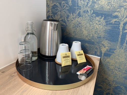 Station de thé et café avec bouilloire, tasses et thé Twinings à La Maison Blanche, boutique-hôtel de Bouguenais