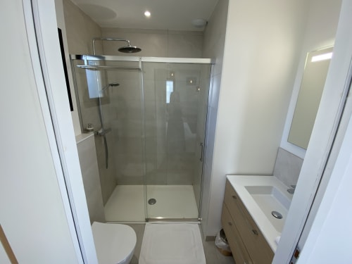 Salle de bain moderne à La Maison Blanche B&B à Bouguenais avec douche vitrée